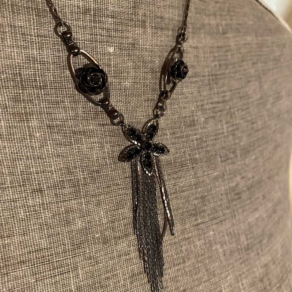 Elegant Black Floral Pendant Necklace